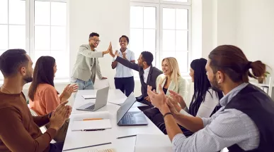 employees recognizing each other 